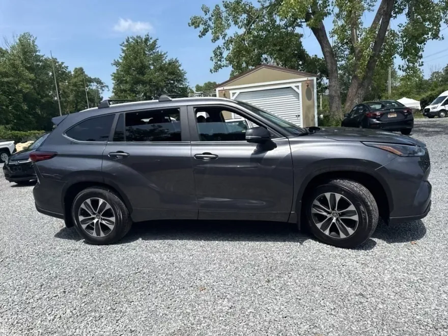 2023 Toyota Highlander L photo 1