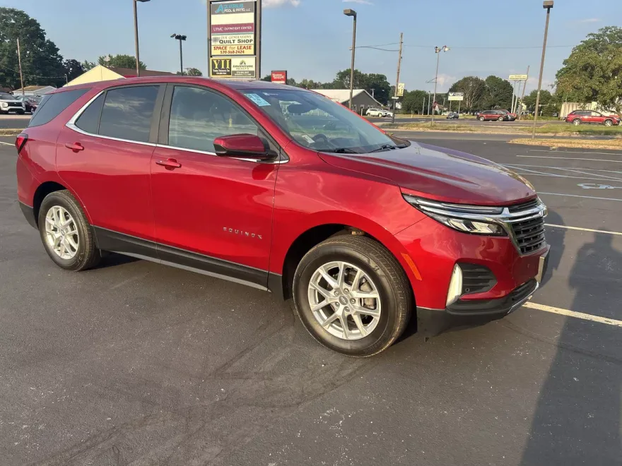 2022 Chevrolet Equinox LT photo 1