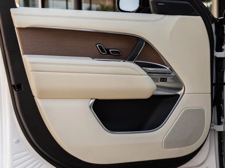 2023 Land Rover Range Rover SE photo 16