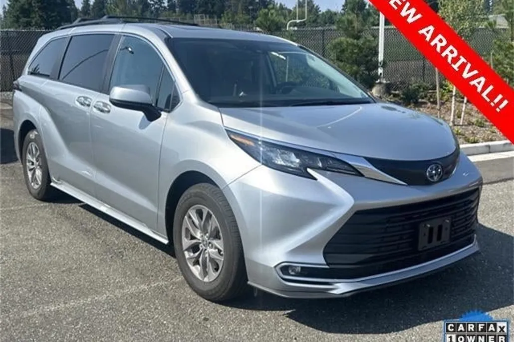 2024 Toyota Sienna XLE photo 1