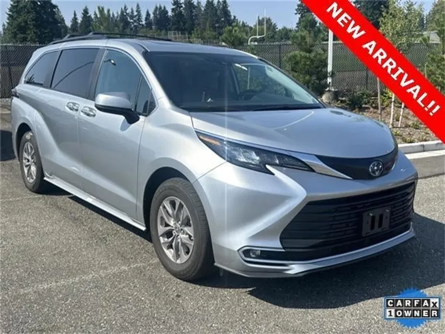 2024 Toyota Sienna XLE photo 1