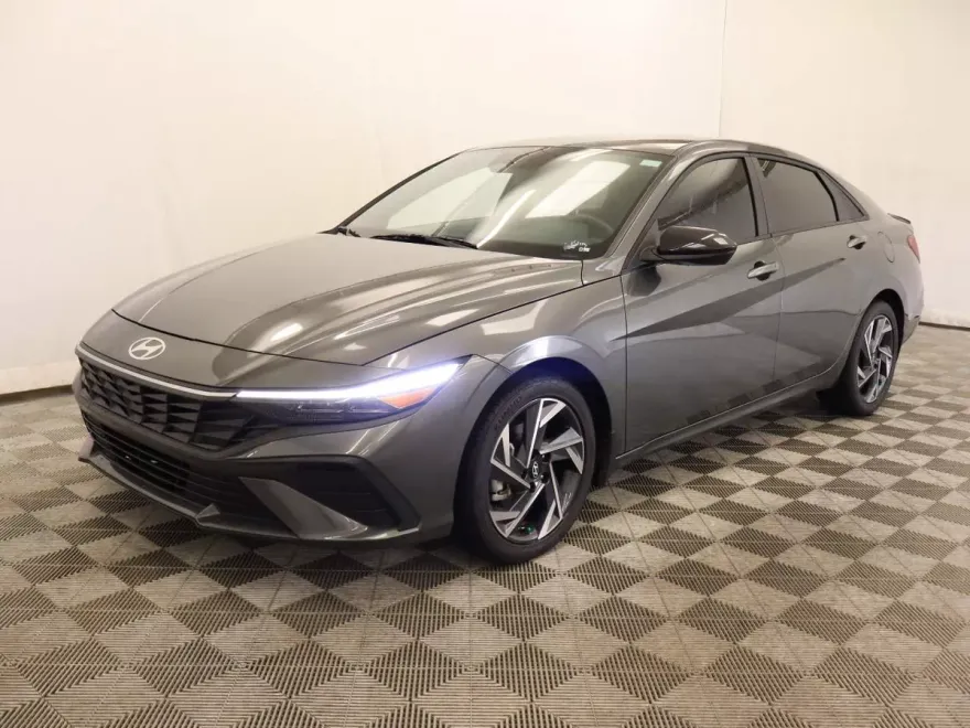 2025 Hyundai Elantra SEL Sport photo 1
