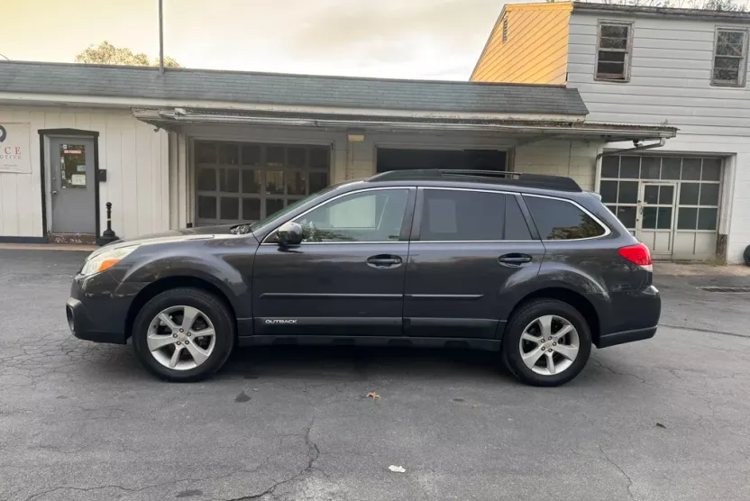 2013 Subaru Outback 2.5i Premium photo 1