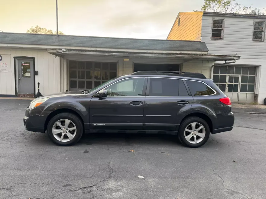 2013 Subaru Outback 2.5i Premium photo 1