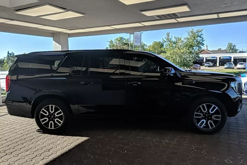 2023 Gmc Yukon XL AT4 photo 1