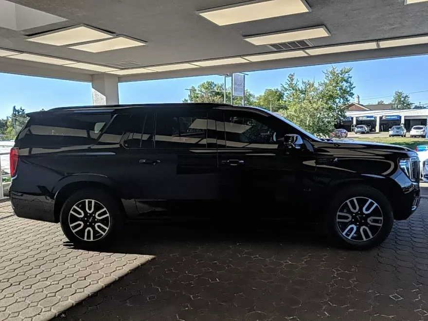 2023 Gmc Yukon XL AT4 photo 1