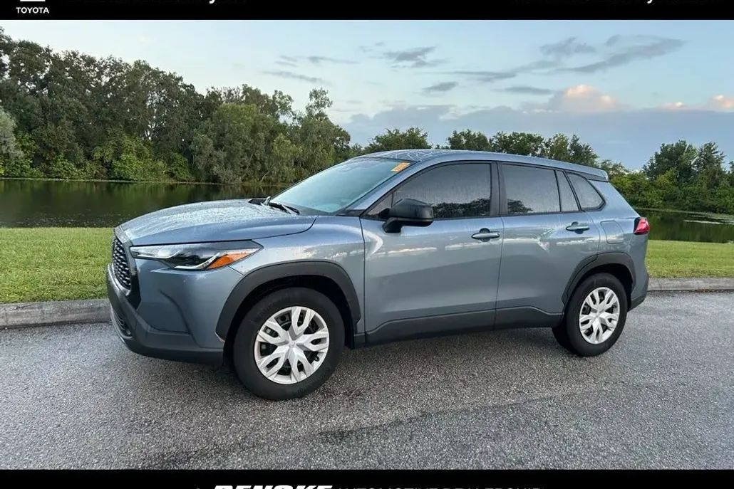 2023 Toyota Corolla Cross L photo 1