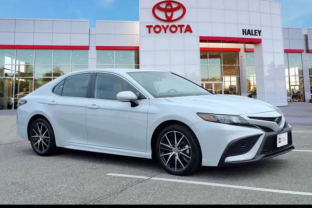 2024 Toyota Camry SE photo 1