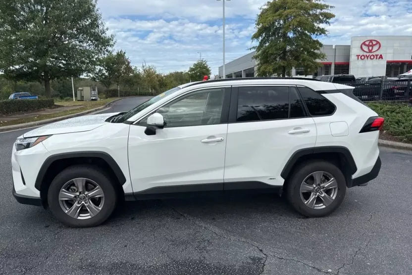 2024 Toyota RAV4 Hybrid XLE photo 1