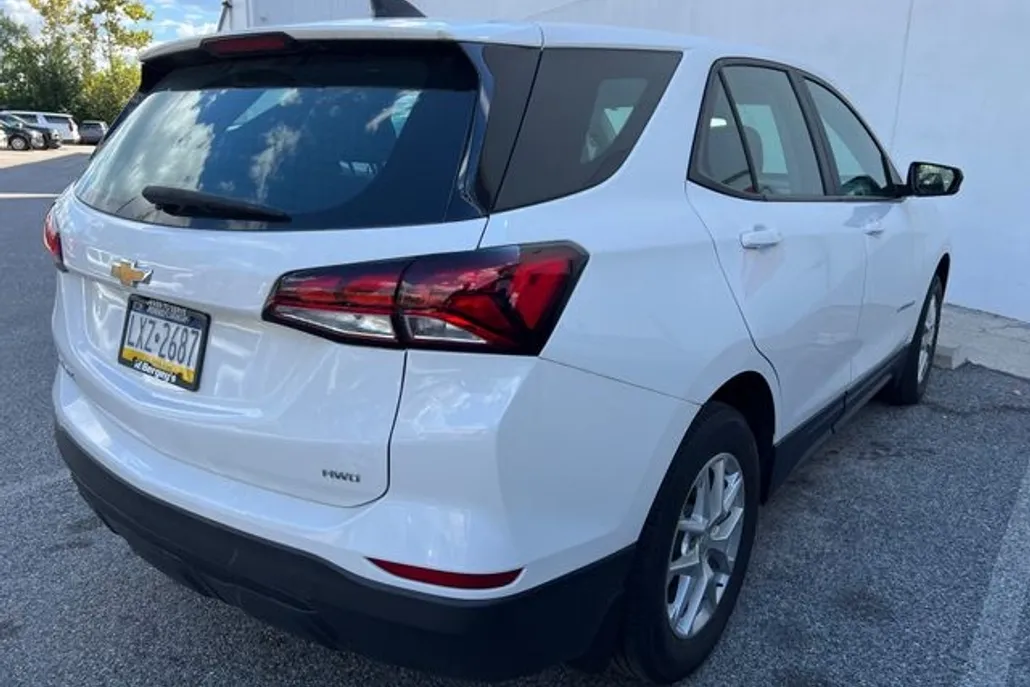 2022 Chevrolet Equinox LS photo 1