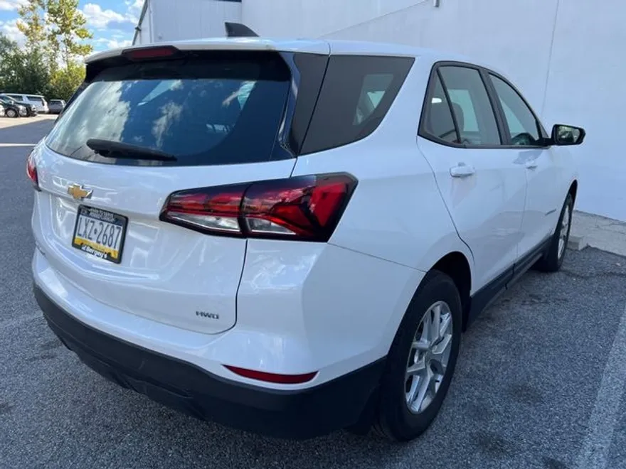 2022 Chevrolet Equinox LS photo 1