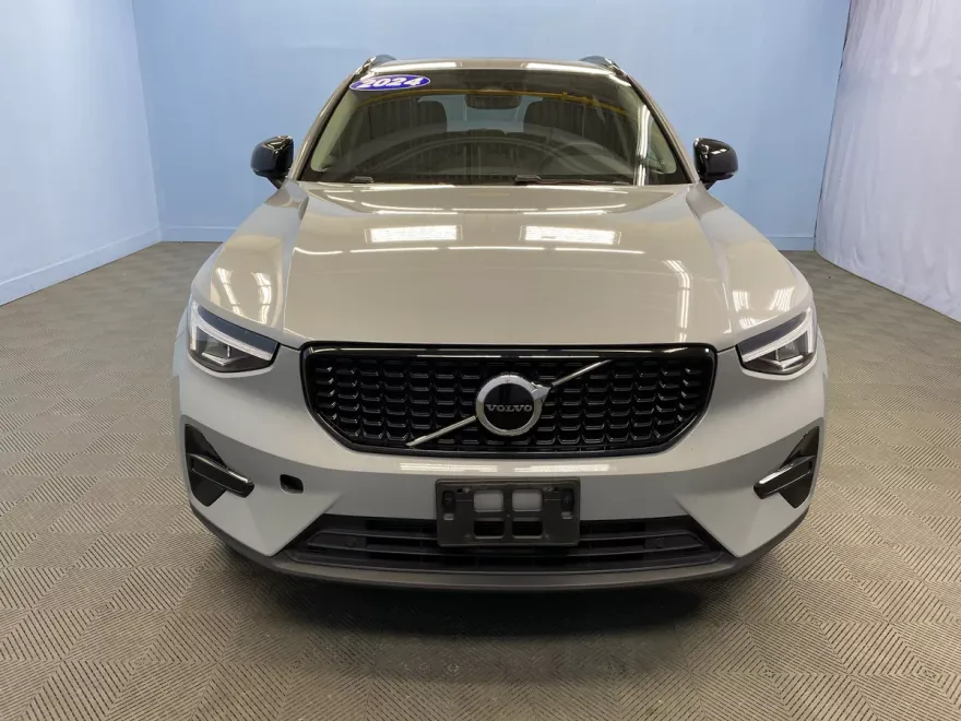 2024 Volvo XC40 Core photo 1