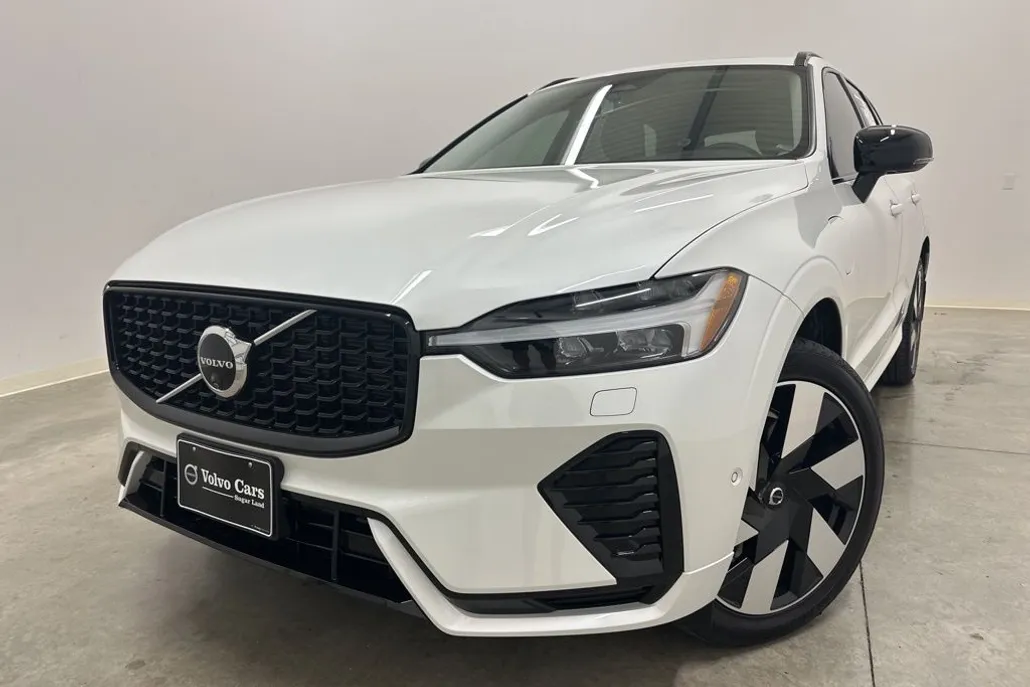 2025 Volvo XC60 T8 Plus photo 1