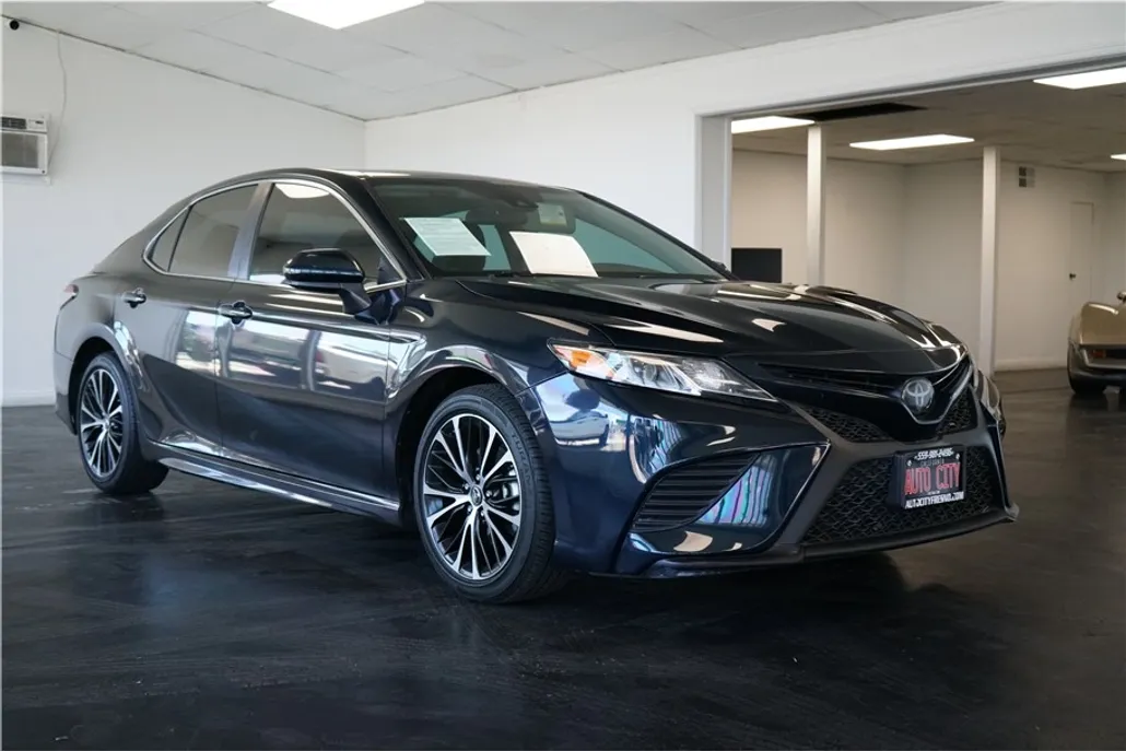 2019 Toyota Camry SE photo 1