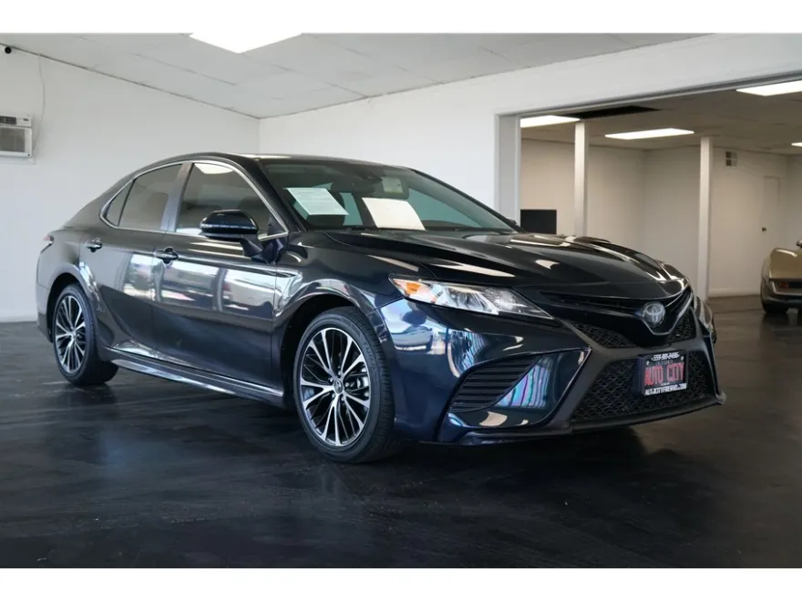 2019 Toyota Camry SE photo 1