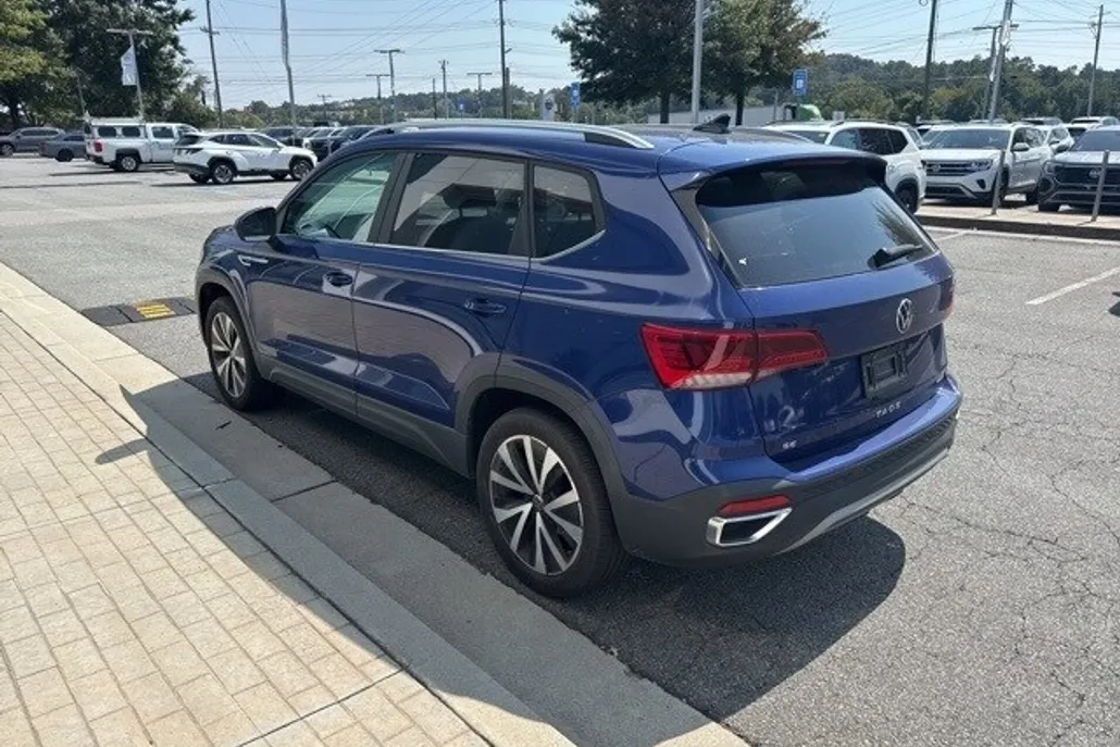 2022 Volkswagen Taos SE photo 1