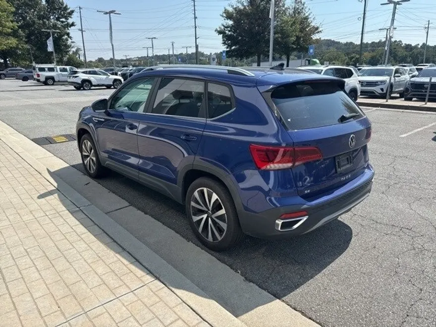 2022 Volkswagen Taos SE photo 1