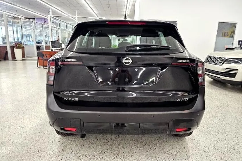 2025 Nissan Kicks S photo 1