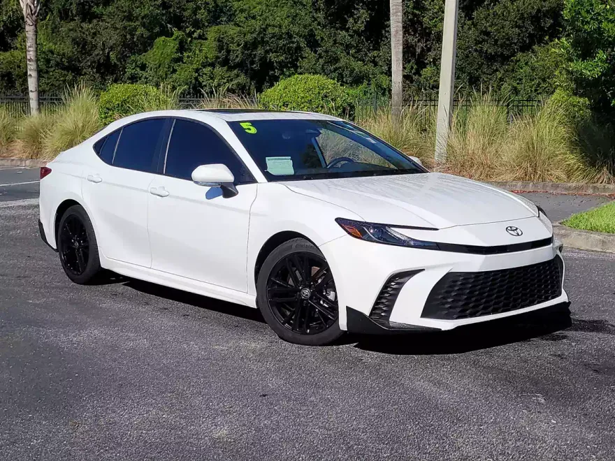 2025 Toyota Camry SE photo 1