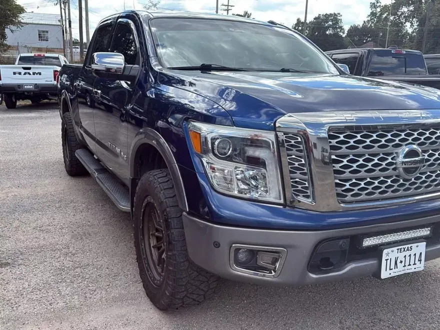 2019 Nissan Titan Platinum Reserve photo 1
