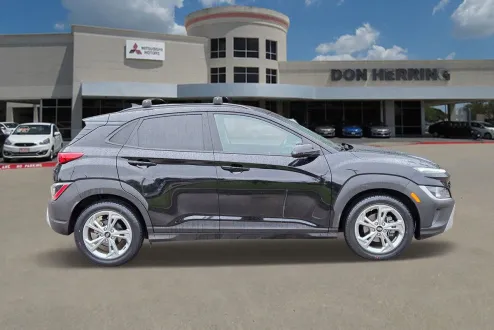2023 Hyundai Kona SEL photo 2
