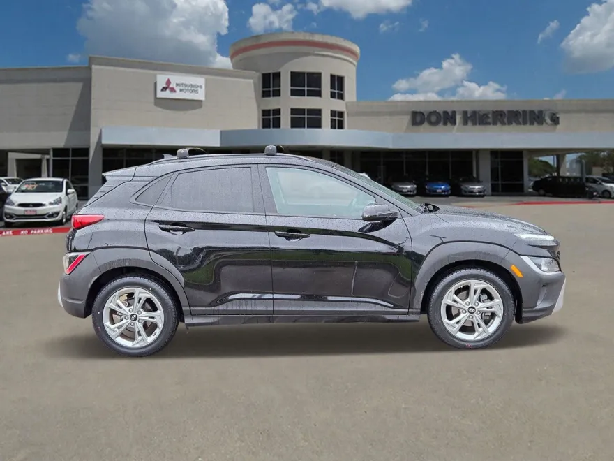2023 Hyundai Kona SEL photo 2