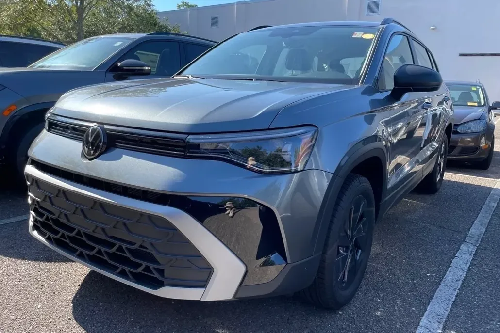 2025 Volkswagen Taos S photo 1