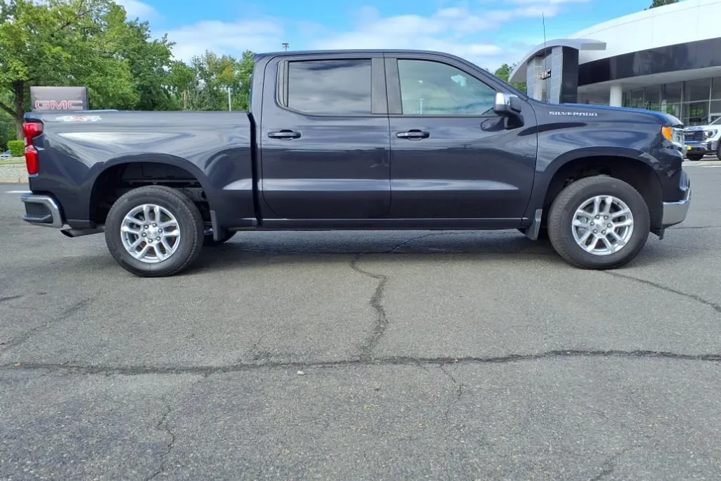 2022 Chevrolet Silverado 1500 LT photo 1