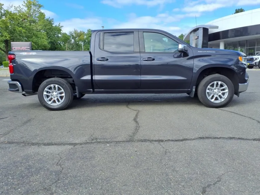 2022 Chevrolet Silverado 1500 LT photo 1