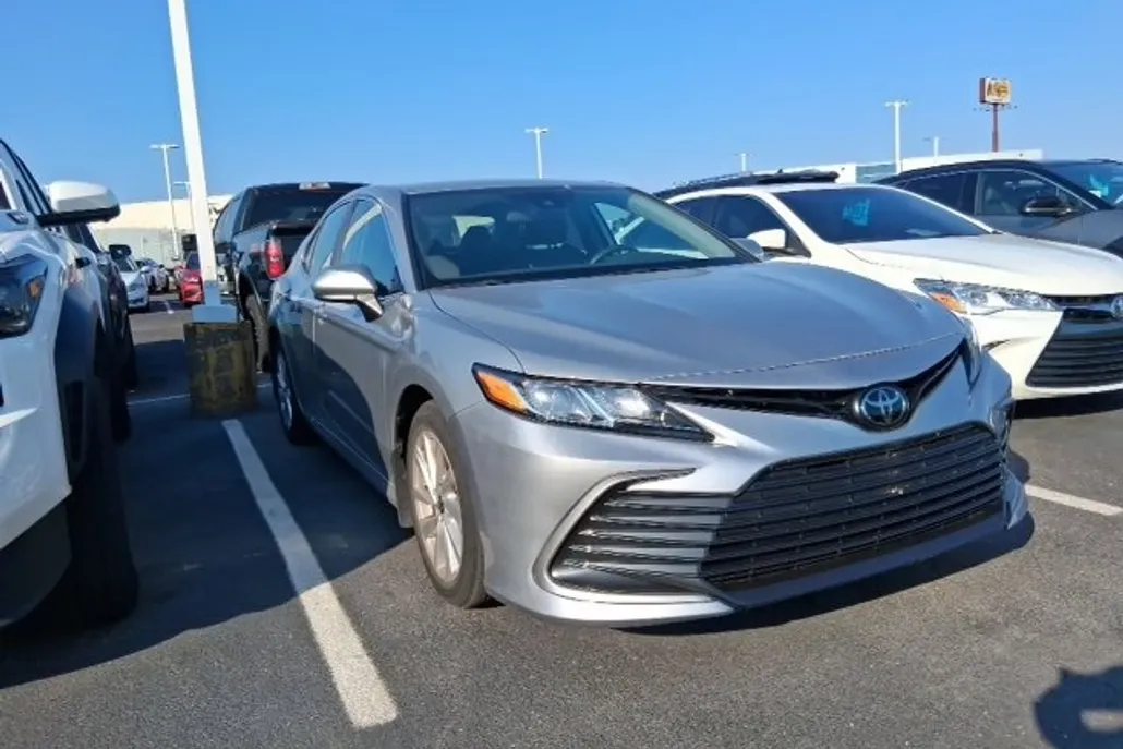2023 Toyota Camry LE photo 1