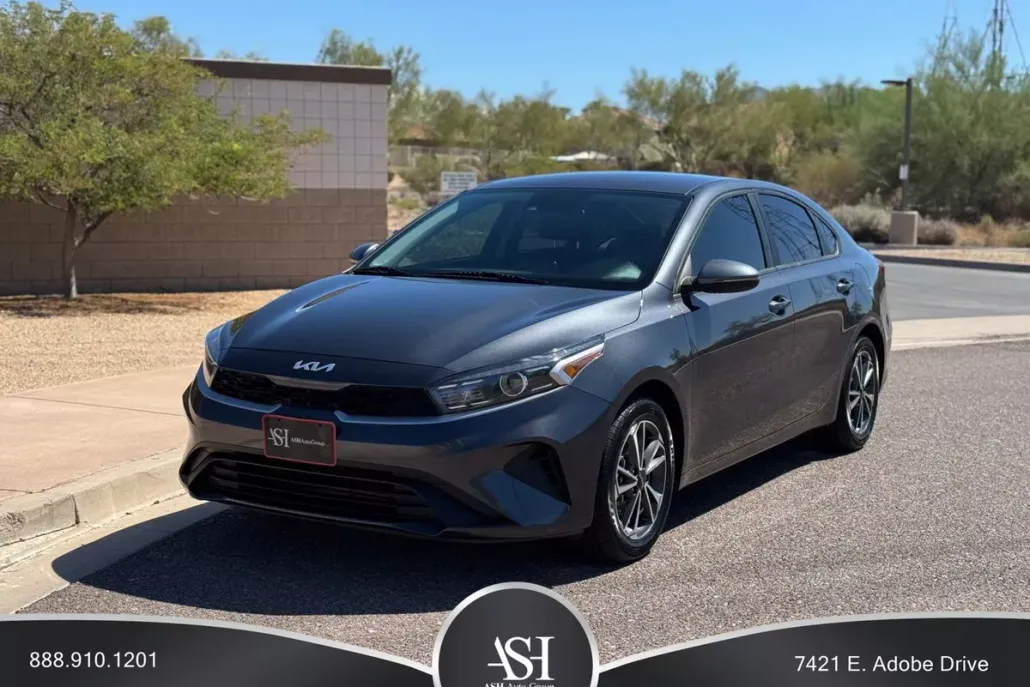 2023 Kia Forte LXS photo 1