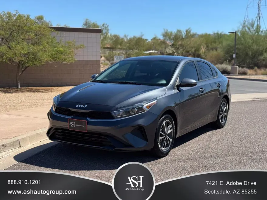 2023 Kia Forte LXS photo 1