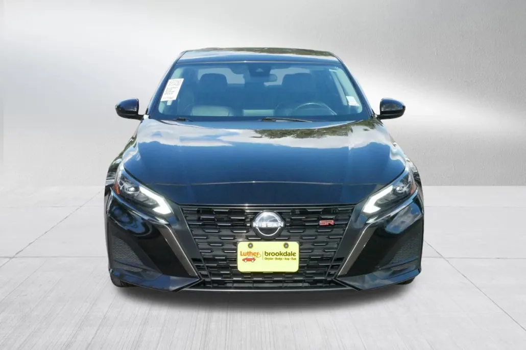 2023 Nissan Altima SR photo 1