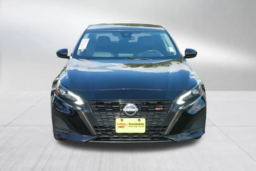 2023 Nissan Altima SR photo 1