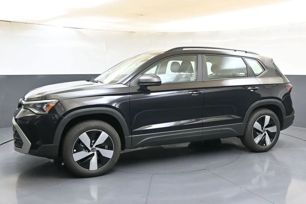 2025 Volkswagen Taos S photo 1
