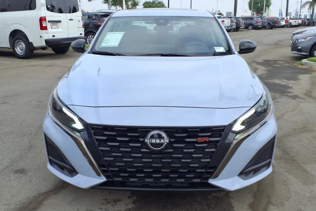 2023 Nissan Altima 2.5 SR photo 1