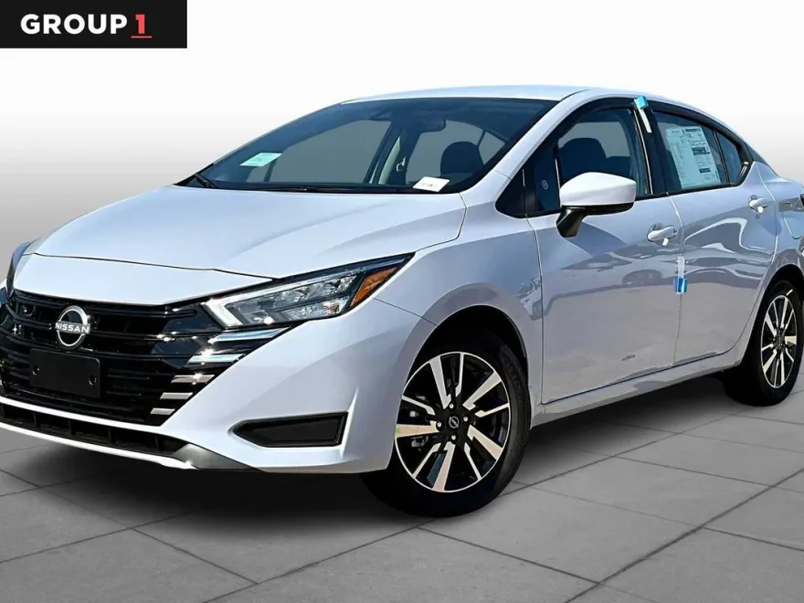 2025 Nissan Versa SV photo 1