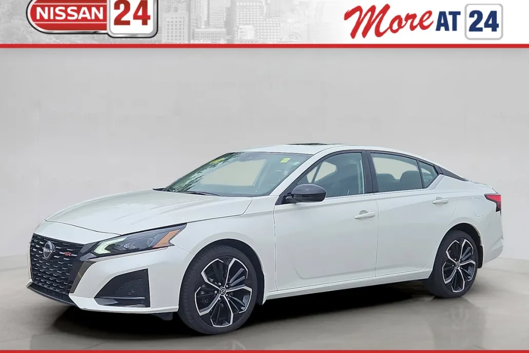 2023 Nissan Altima 2.5 SR photo 1