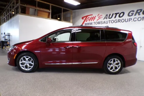 2017 Chrysler Pacifica Touring L photo 2