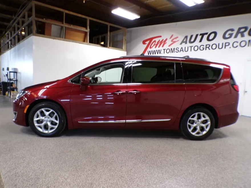 2017 Chrysler Pacifica Touring L photo 2