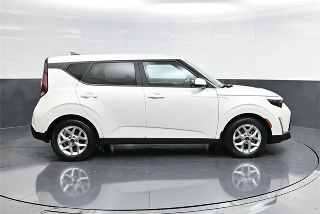 2023 Kia Soul LX photo 1