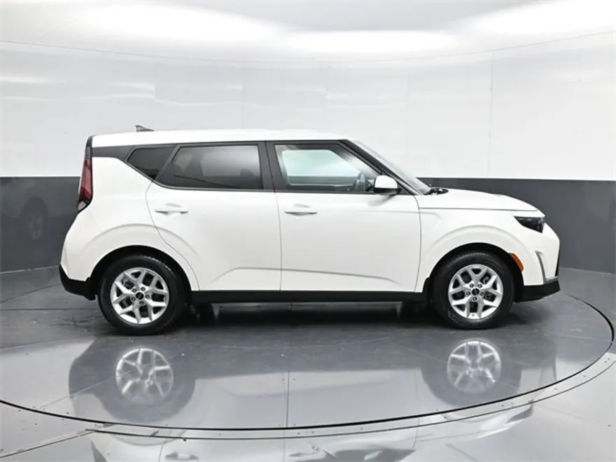 2023 Kia Soul LX photo 1