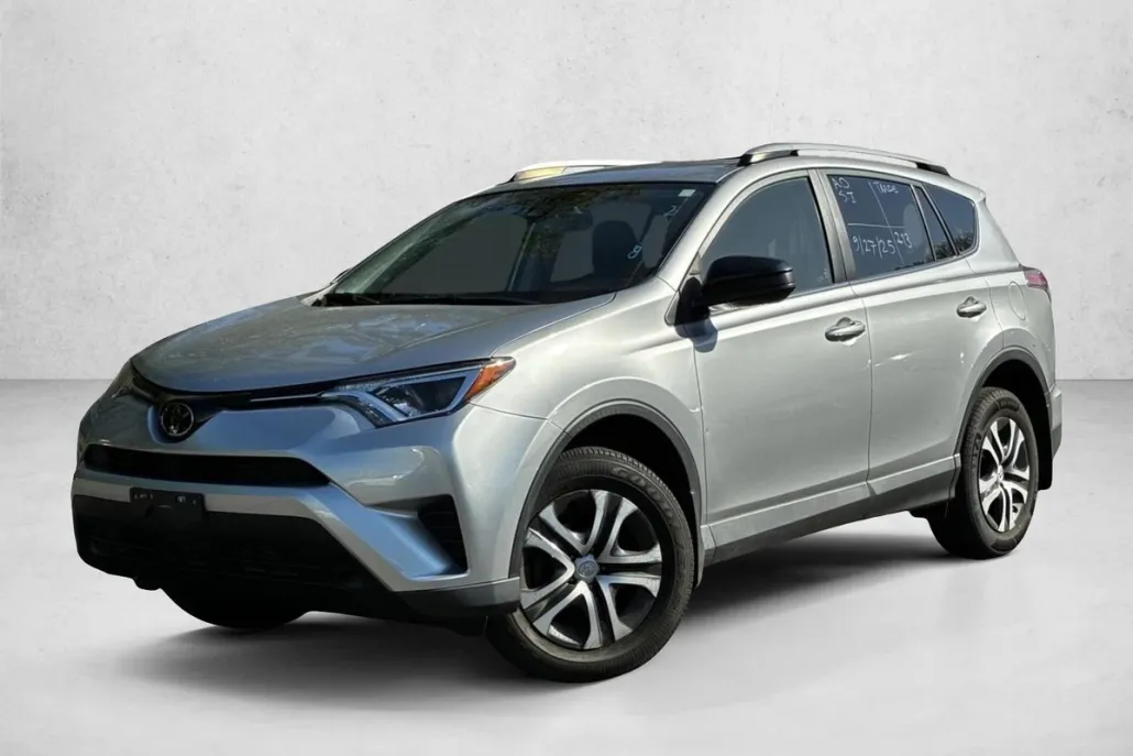 2018 Toyota RAV4 LE photo 1