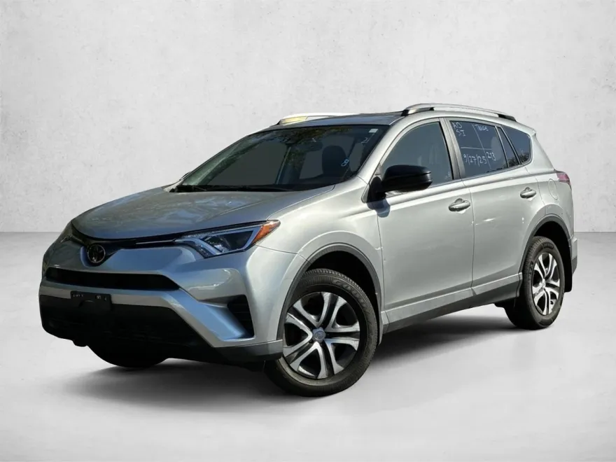 2018 Toyota RAV4 LE photo 1