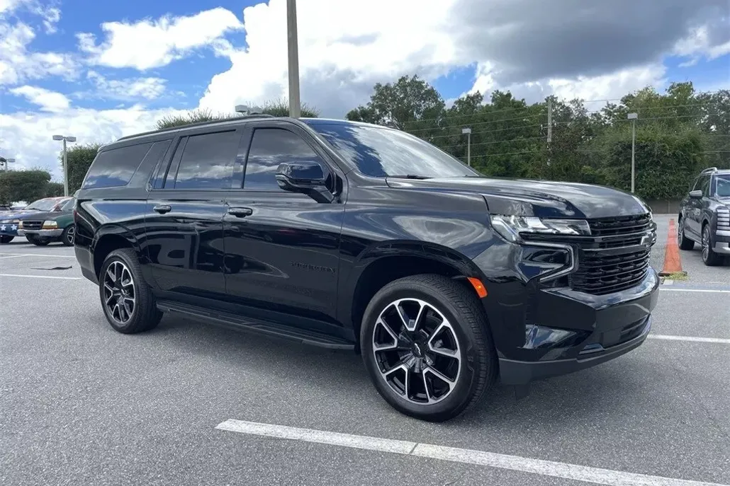 2023 Chevrolet Suburban RST photo 1