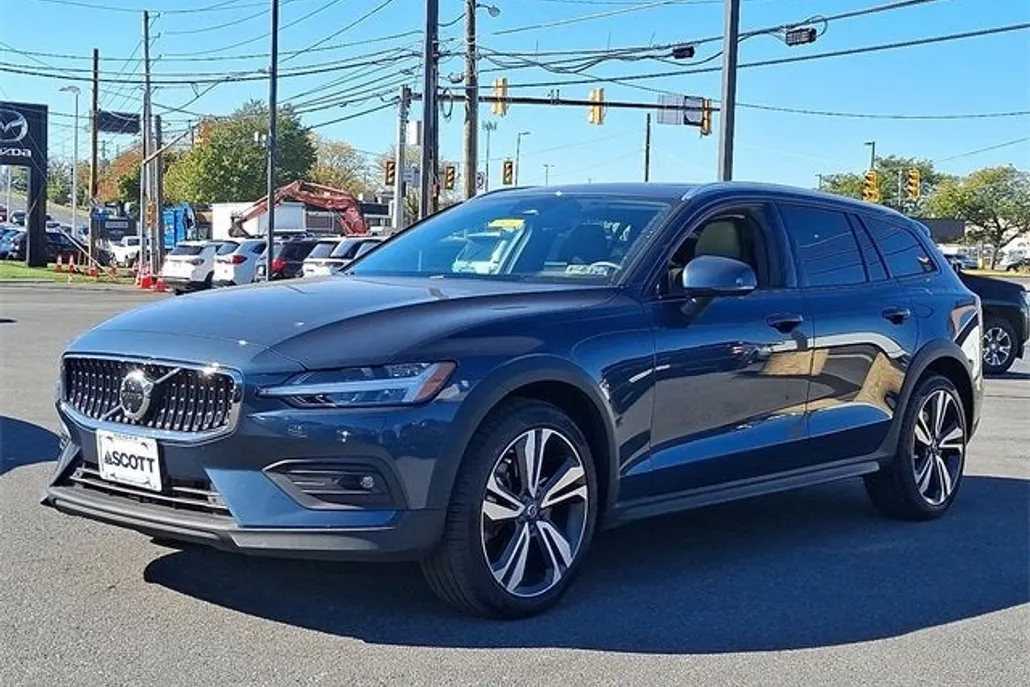 2025 Volvo V60 Cross Country B5 Plus photo 1