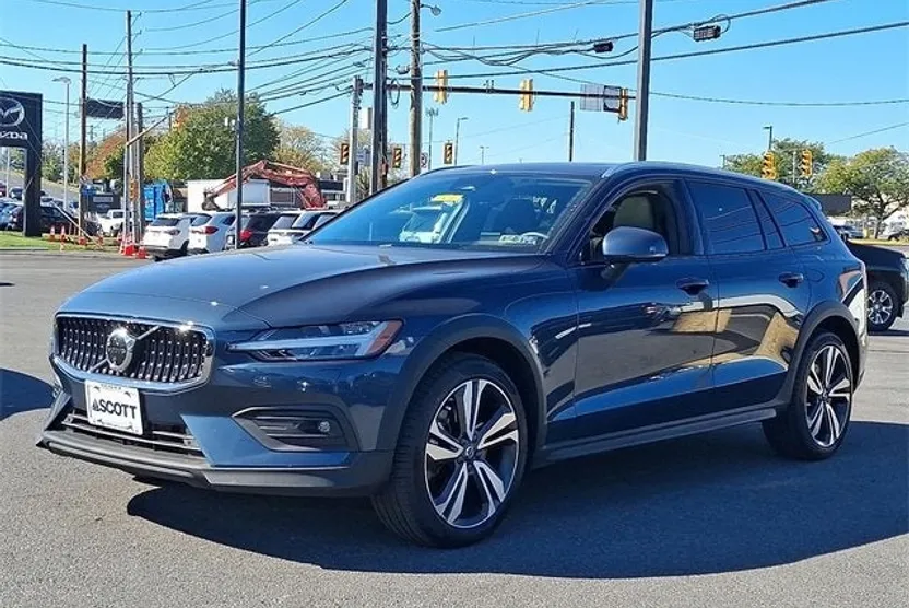 2025 Volvo V60 Cross Country B5 Plus photo 1
