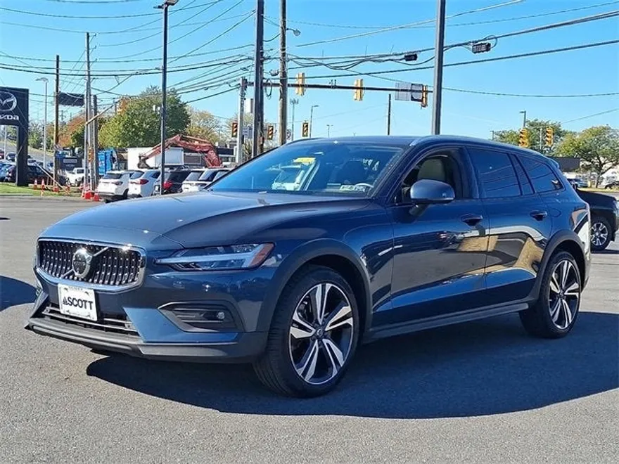 2025 Volvo V60 Cross Country B5 Plus photo 1