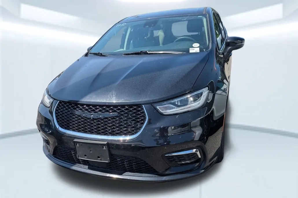2023 Chrysler Pacifica Touring L photo 1