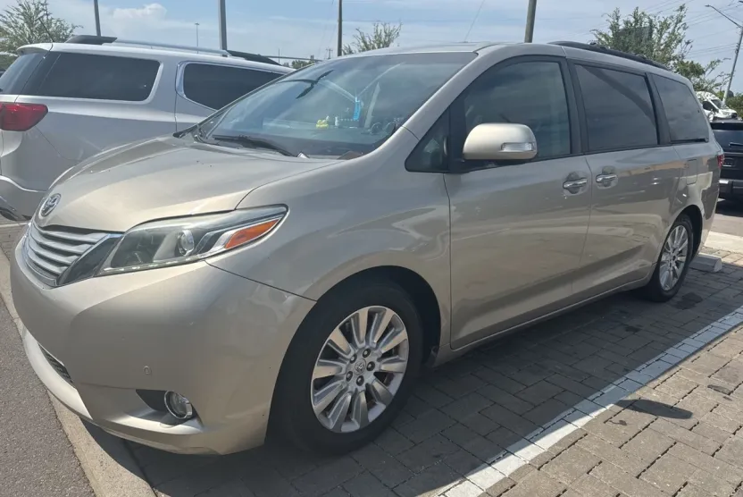 2015 Toyota Sienna L photo 1